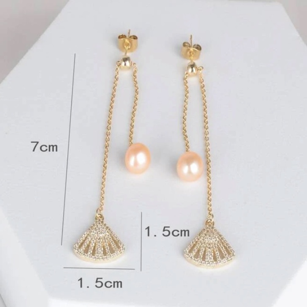 Fresh pearl and 18K gold earrings